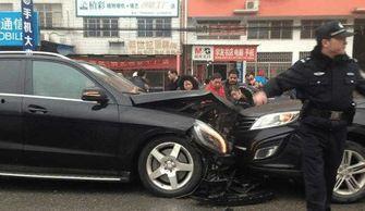 奔驰跟国产车相撞视频,奔驰与国产车相撞事故现场直击