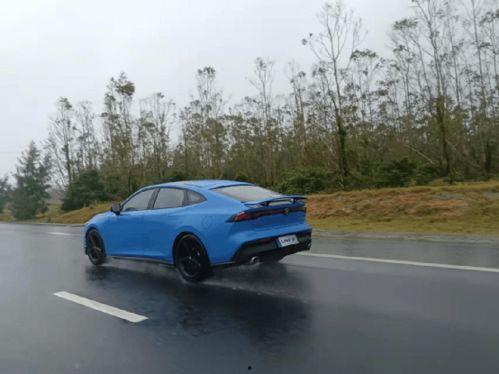 国产轿跑试驾视频